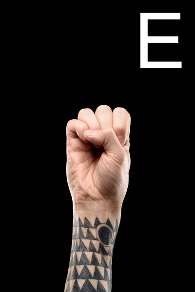 Татуйована Чоловіча Рука Показує Латинську Літеру Мова Жестів Ізольована Чорному — Безкоштовне стокове фото