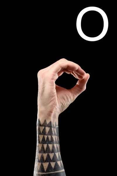 Ausgeschnittene Ansicht Tätowierter Hand Mit Lateinischen Buchstaben Zeichensprache Isoliert Auf — Stockfoto