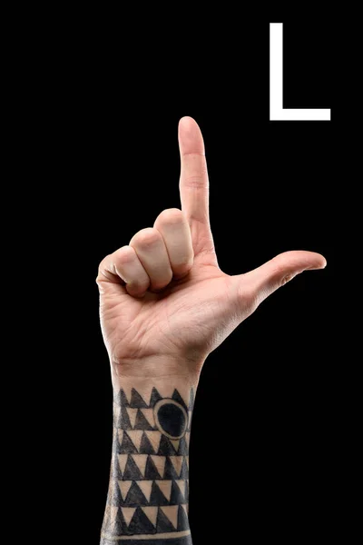 Vista Recortada Mano Tatuada Que Muestra Letra Latina Lenguaje Signos — Foto de stock gratis
