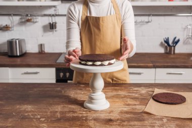 önlük kadında bölümünü Orta pasta kek mutfak gurme whoopie hazırlanıyor  