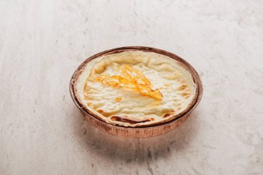 karamel beyaz mermer yüzeyi ile lezzetli tatlı börek pasta