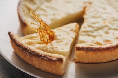 karamel ile gurme börek pasta beyaz tabakta görmek  