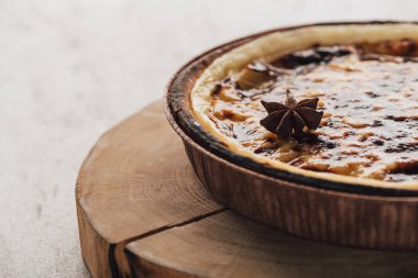 Yıldız anason ile lezzetli tatlı pasta ahşap tahta üzerinde görmek