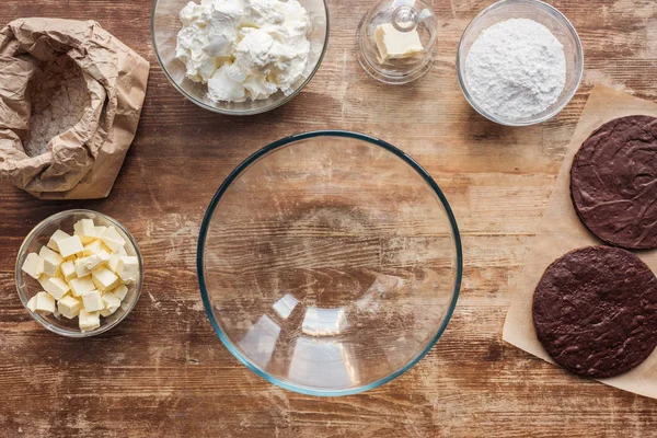 Vista Superior Cuenco Vidrio Vacío Ingredientes Para Deliciosa Torta Casera — Foto de Stock