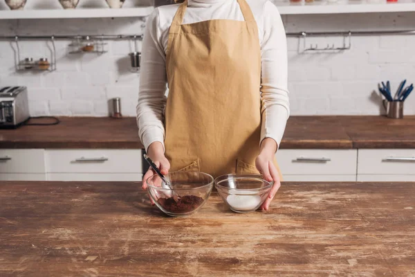 Обрізаний Знімок Жінки Фартусі Тримає Скляні Миски Інгредієнтами Смачного Домашнього — Безкоштовне стокове фото