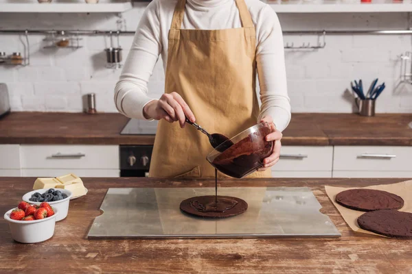 Обрезанный Снимок Женщины Фартуке Готовящей Тесто Изысканного Домашнего Торта Кухне — стоковое фото