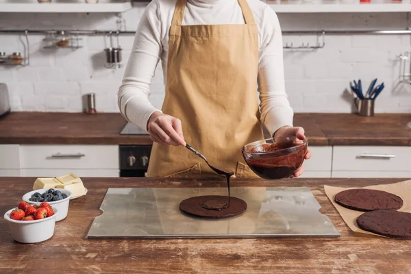 Cropped Shot Woman Apron Preparing Gourmet Sweet Cake Kitchen — Free Stock Photo