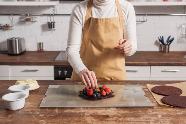 Vista Parziale Della Donna Grembiule Preparare Deliziosa Torta Con Bacche — Foto Stock