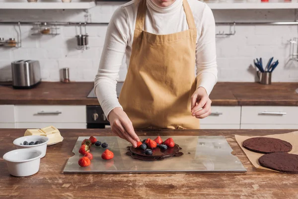 Cropped Shot Woman Apron Preparing Delicious Cake Berries Kitchen — Stock Photo, Image