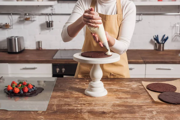 Vista Parcial Mujer Delantal Decorando Delicioso Pastel Casero Con Crema —  Fotos de Stock