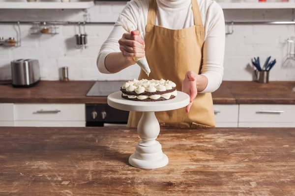 Przycięte Zdjęcie Kobiety Fartuch Dekorowanie Gourmet Słodkie Ciasto Kremem — Zdjęcie stockowe