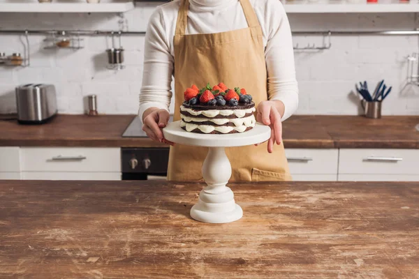 Tiro Cortado Mulher Avental Preparando Delicioso Bolo Com Bagas Cozinha — Fotografia de Stock