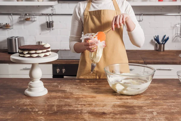 Обрезанный Снимок Женщины Фартуке Делает Сливки Вкусного Торта — стоковое фото