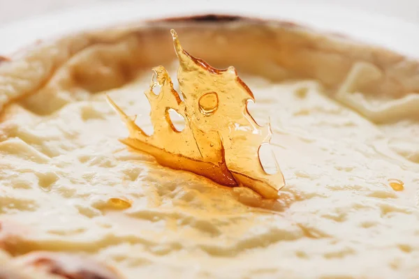 Крупный План Карамели Поверх Вкусного Пирога Пирогом — Бесплатное стоковое фото
