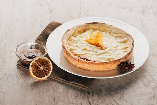 Вкусный Пирог Карамелью Анисом Белой Тарелке — стоковое фото