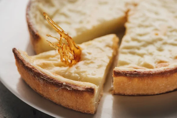 Vista Ravvicinata Della Torta Flan Gourmet Con Caramello Sul Piatto — Foto Stock