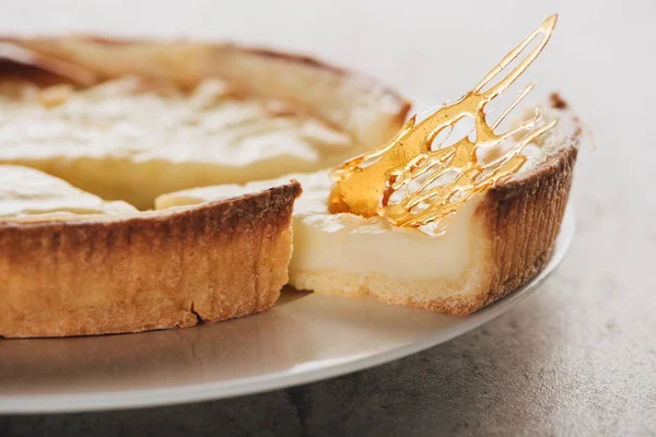 Karamel Ile Lezzetli Börek Pasta Beyaz Tabakta Görmek — Stok fotoğraf