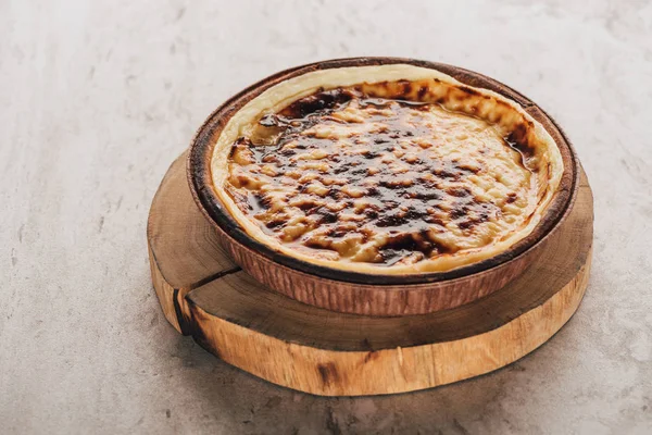 Vista Cerca Deliciosa Torta Horneada Dulce Tablero Madera — Foto de Stock