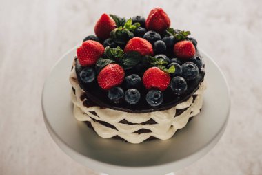 gurme ev yapımı whoopie pasta kek taze böğürtlen ve çilek ile yüksek açılı görünüş 
