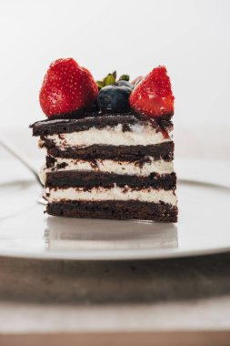 lezzetli whoopie pasta pastasından beyaz plaka üzerinde taze çilek ile 