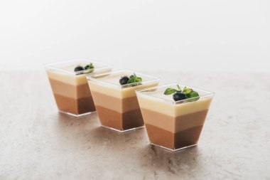 lezzetli üçlü çikolata mousse tatlıları gözlük
