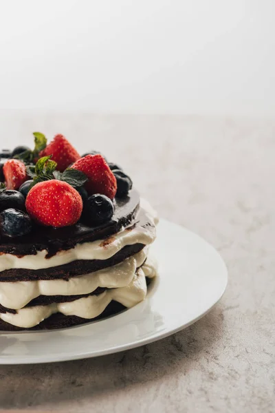 Delicious Whoopie Pie Cake Fresh Berries White Plate — Stock Photo, Image