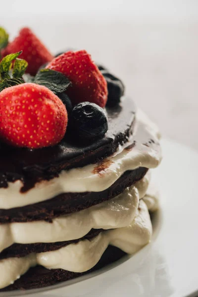 Close View Gourmet Whoopie Pie Cake Fresh Berries — Free Stock Photo