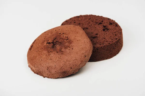 Vista Close Delicioso Bolo Chocolate Fatiado Isolado Branco — Fotografia de Stock