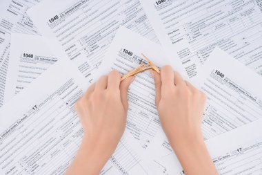 vergi formlarını kalemle arka plan üzerinde kırma stresli kadının kırpılmış görünümü 