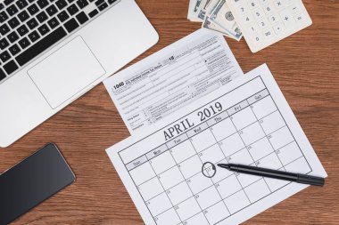 Takvim ile işaretli 17 Nisan tarihi ahşap masa üzerinde yukarıdan