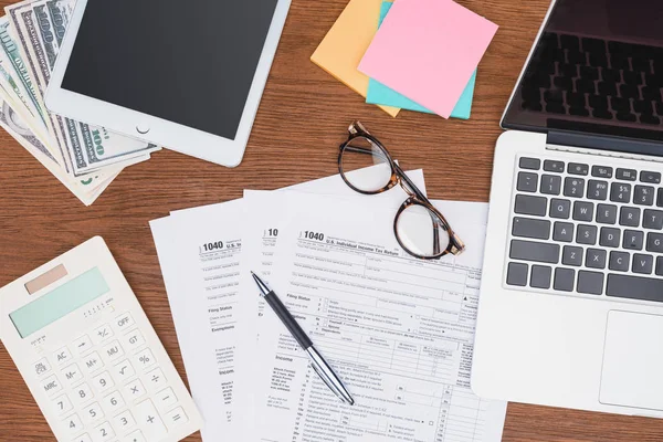 Bovenaanzicht Van Belastingformulieren Digitale Apparaten Briefpapier Bureau — Stockfoto