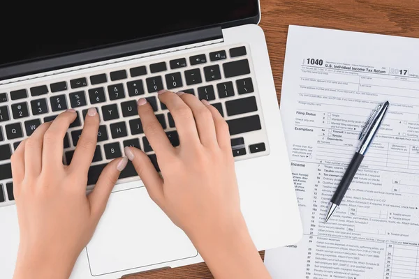 Vista Parziale Della Donna Digitando Sul Computer Portatile Con Modulo — Foto Stock