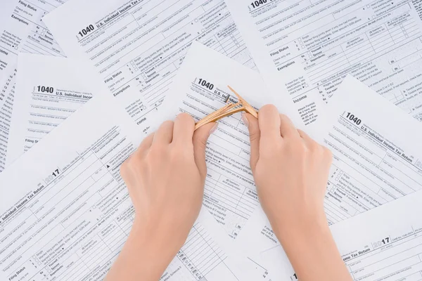 Vergi Formlarını Kalemle Arka Plan Üzerinde Kırma Stresli Kadının Kırpılmış — Stok fotoğraf