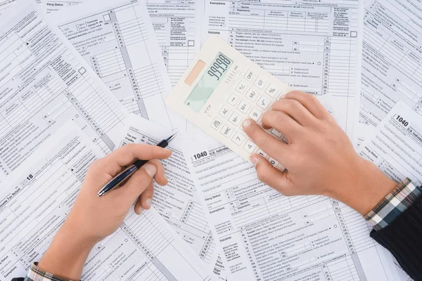 Visão Cortada Homem Preenchendo Formulários Fiscais Usando Calculadora — Fotografia de Stock