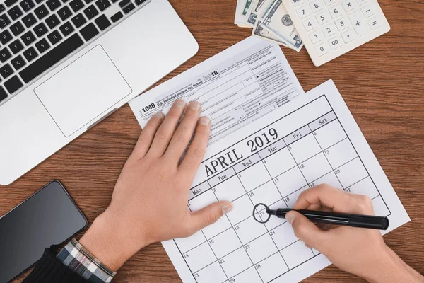 Vista Recortada Del Hombre Marcando Abril Fecha Calendario Escritorio Madera — Foto de Stock