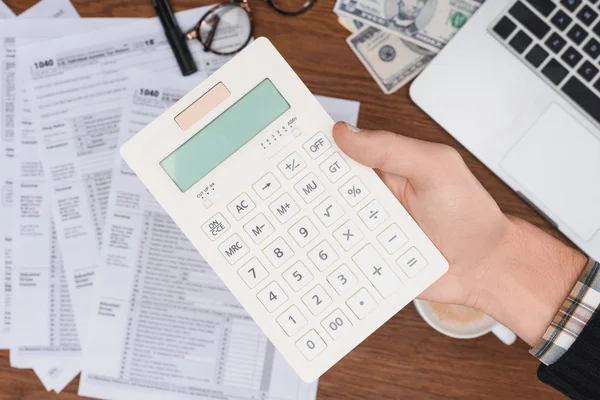 Enfoque Selectivo Del Hombre Utilizando Calculadora Con Formularios Fiscales Segundo — Foto de Stock