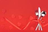 emelt szintű nézet evőeszközök csomagolva ünnepi szalag közelében szív szimbólum elszigetelt piros, Szent Valentin nap koncepció