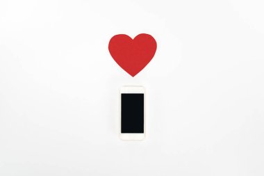 dan yukarıda kırmızı kalp simgesi ve smartphone ile boş perde beyaz, st Sevgililer günü kavramı izole görüntülemek