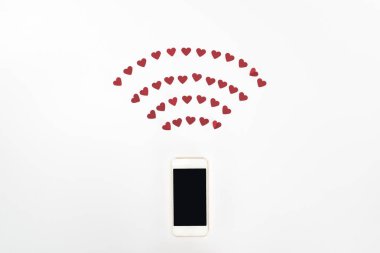 üstten görünüm kırmızı kalp sembolleri ve boş ekran beyaz, st Sevgililer günü kavramı izole ile smartphone