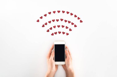 kısmi görünümü ile beyaz, st Sevgililer günü kavramı izole kırmızı kalp sembolleri altında boş perde smartphone kullanan kadın