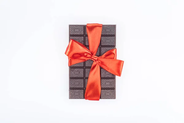 Vista Superior Delicioso Chocolate Envolto Por Fita Festiva Isolada Conceito — Fotografia de Stock