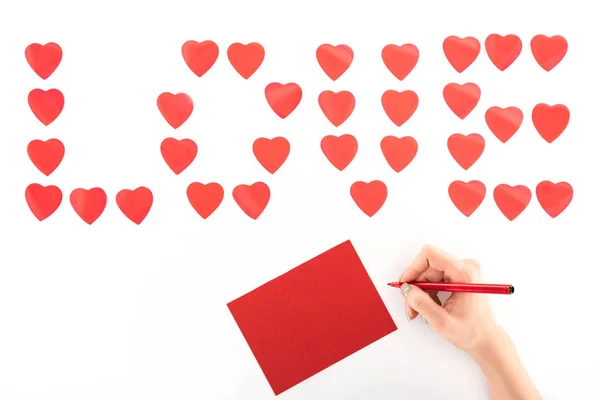 裁剪的形象下 妇女写贺卡下的字母爱红色的心符号隔离在白色 圣情人节的概念 — 图库照片
