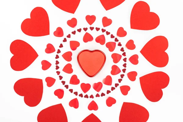 Blick Von Oben Auf Herzförmige Geschenkbox Umgeben Von Roten Herzsymbolen — Stockfoto