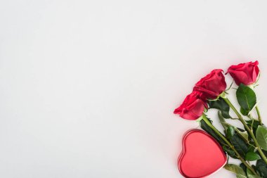 güzel dekoratif kırmızı kalp ve gri arka plan üzerinde Sevgililer günü kavramı izole ihale gül çiçek