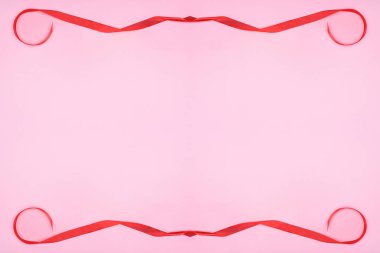 pembe bir arka plan, Sevgililer günü kavramı güzel dekoratif kırmızı şeritler 