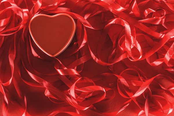 Κάτοψη Του Όμορφη Διακοσμητική Κόκκινη Καρδιά Και Κορδέλες Φόντο Ημέρα — Φωτογραφία Αρχείου