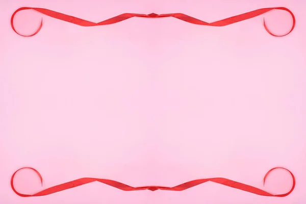 Schöne Dekorative Rote Bänder Auf Rosa Hintergrund Valentinstag Konzept — Stockfoto