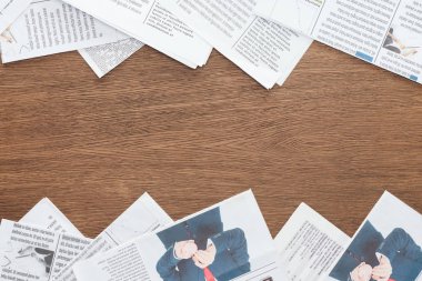 ahşap masa üzerinde farklı gazetelerin üstten görünüm