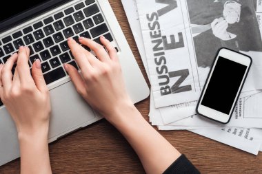 ahşap masa laptop çalışan gazeteci resim kırpılmış