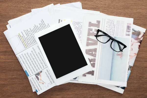 Vista Superior Tablet Com Tela Branco Óculos Jornais Mesa Madeira — Fotografia de Stock